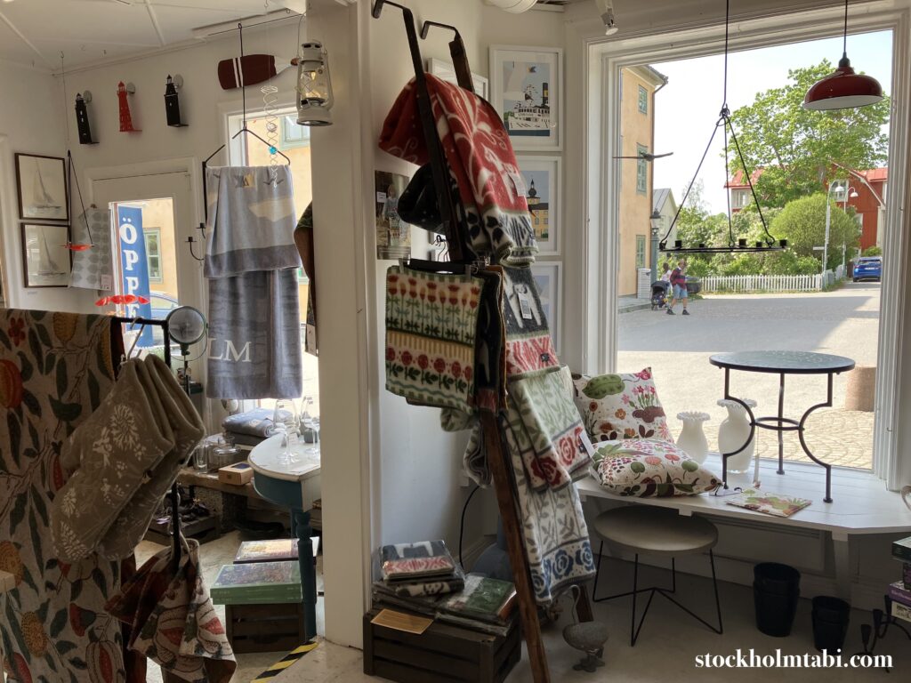 ディスプレイが美しいVaxholmのシップBland Kobbar & Skärの店内