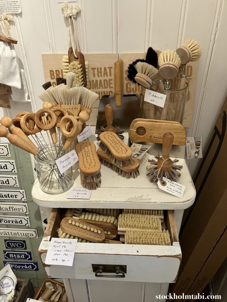 手作りブラシが並ぶVaxholmのシップBland Kobbar & Skär