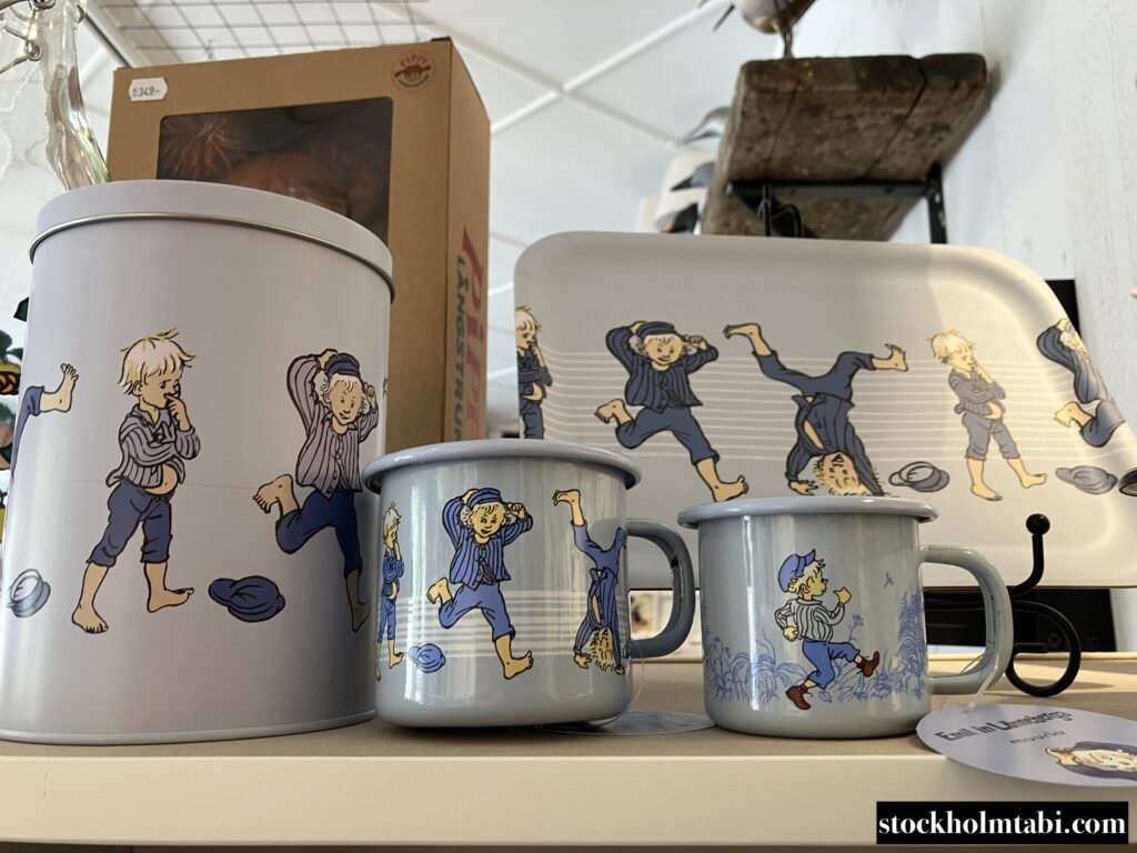 かわいい男の子のイラストの商品が並ぶVaxholmのシップBland Kobbar & Skärの棚