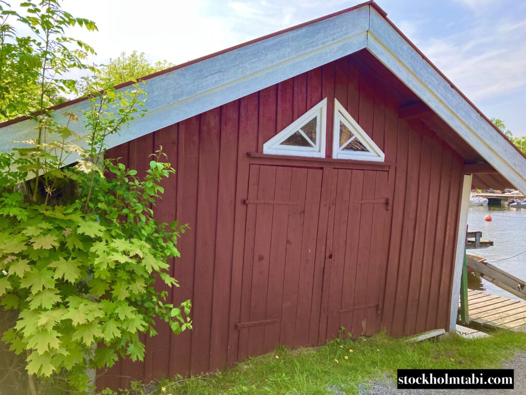 赤と白のコントラストのVaxholmの建物
