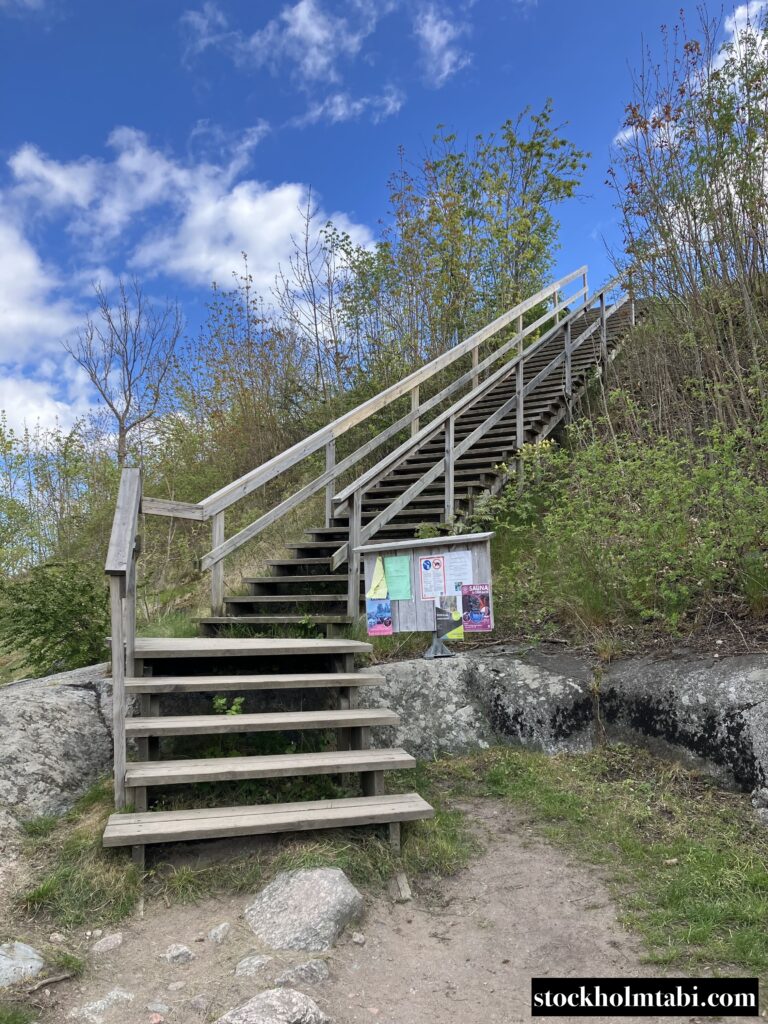 Vaxholmの丘の上の公園への急な階段