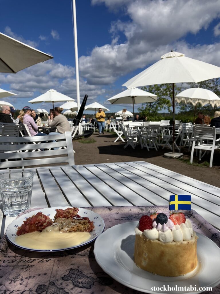 VaxholmのカフェHembygdsgårds Caféの海が見える席とケーキ
