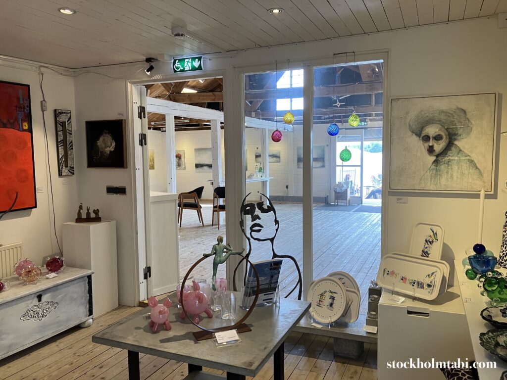展示品が並んでいるVaxholmのカフェRoddarhuset Art Gallery & Cafeのギャラリー