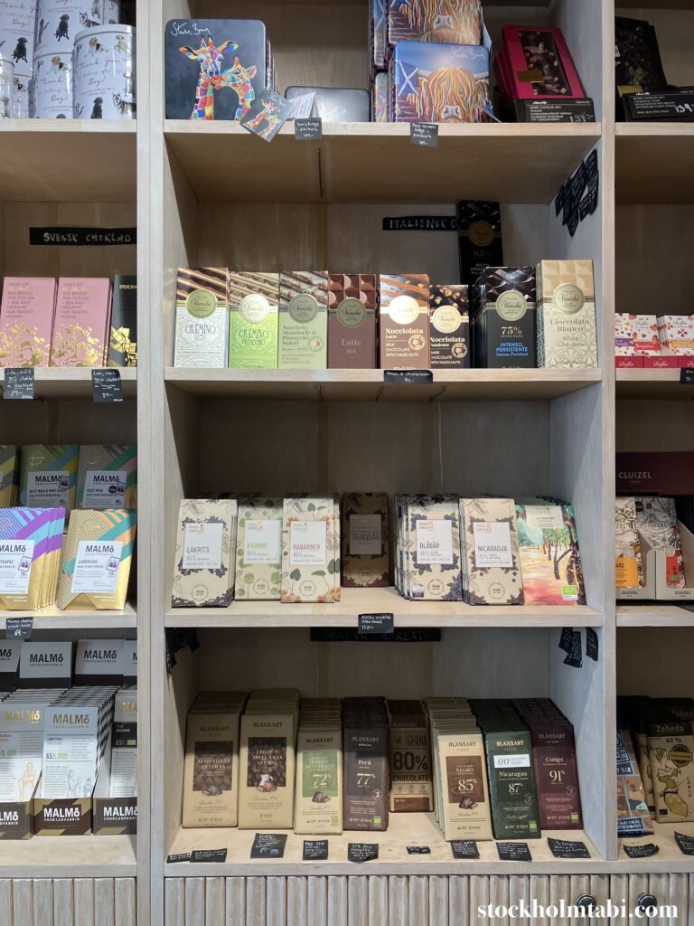 種類豊富なWaxholms Chokladのチョコレートが並んだ棚