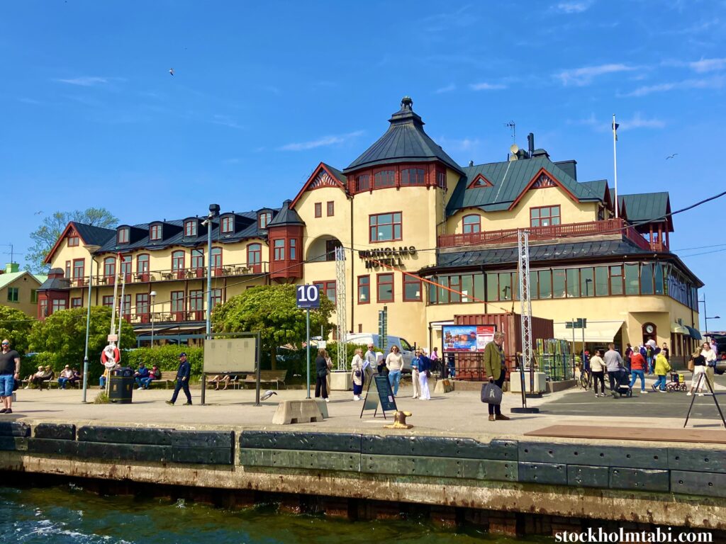 フェリー乗り場の目の前にあるWaxholms Hotell