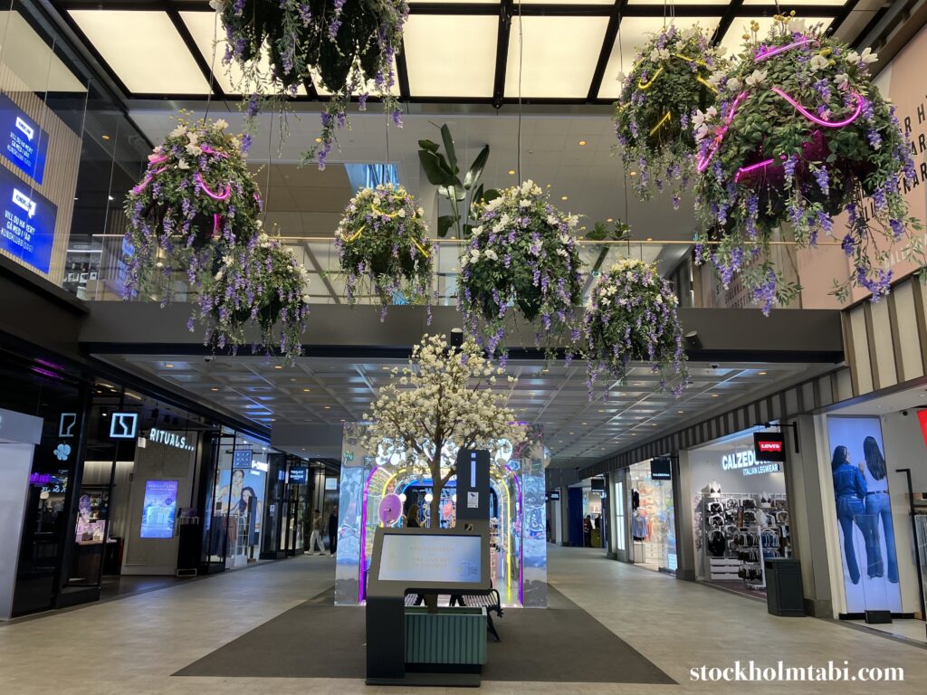 天井から花が飾られたGallerianのエントランス