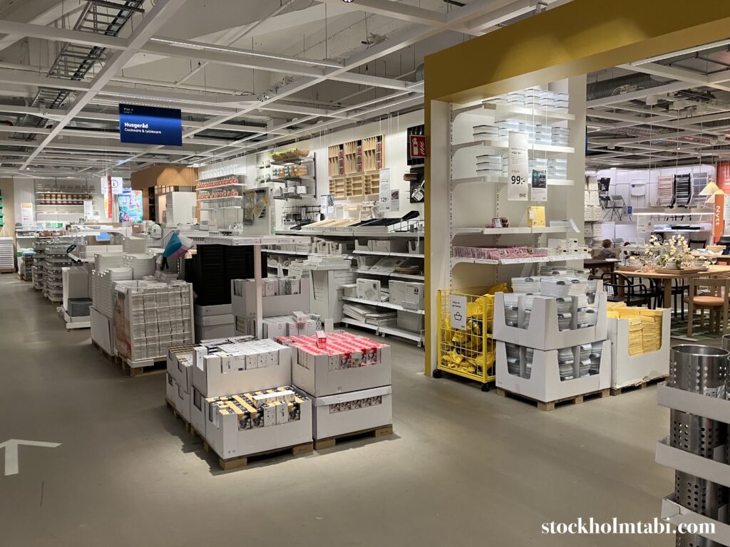 小物類が売られているIKEAの店内