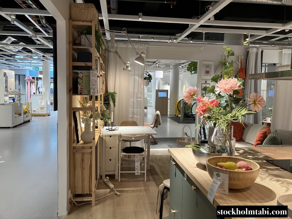家具が並んだIKEAの店内