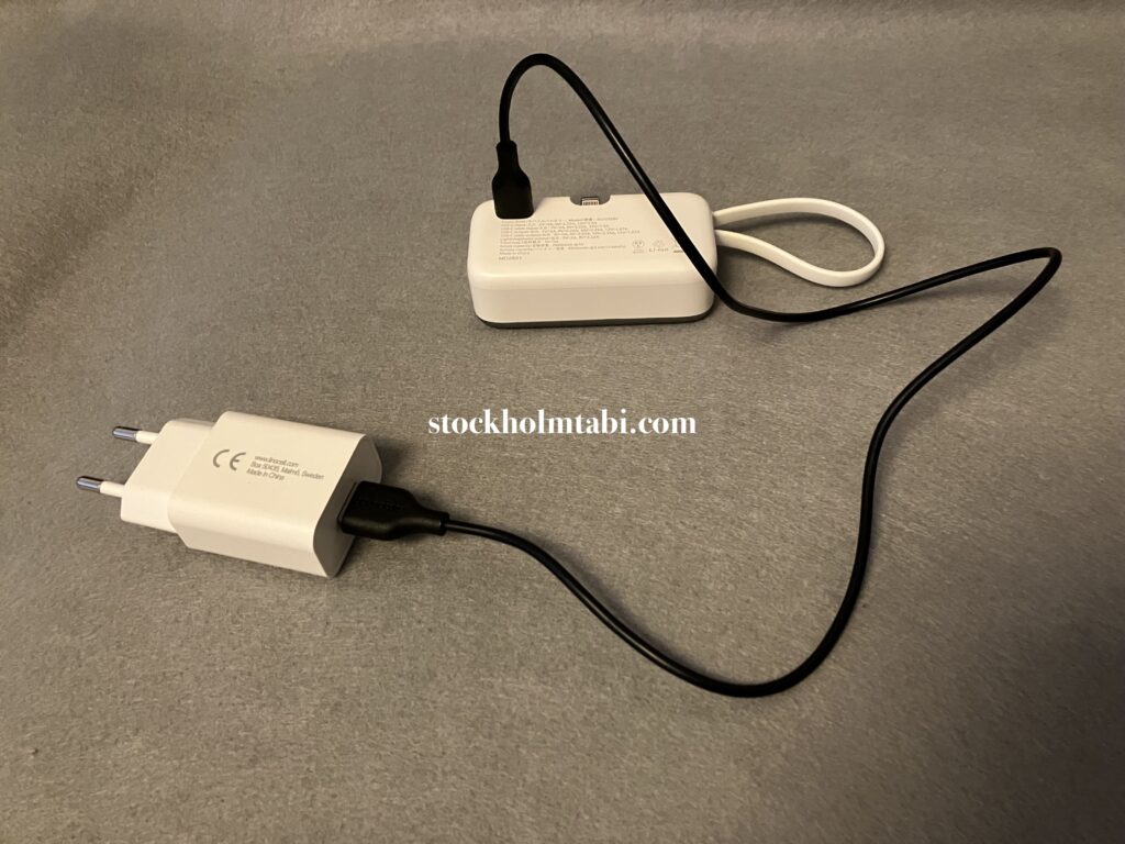 充電中のフィリップスのモバイルバッテリー