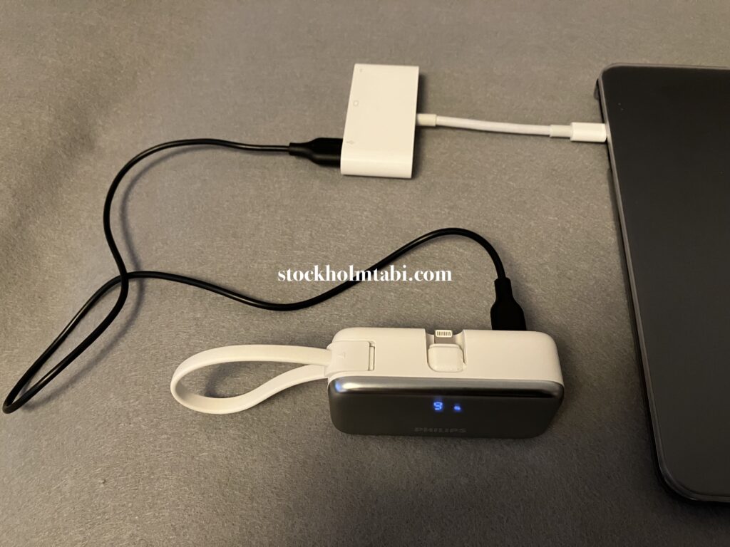 Macで充電しているフィリップスのモバイルバッテリー