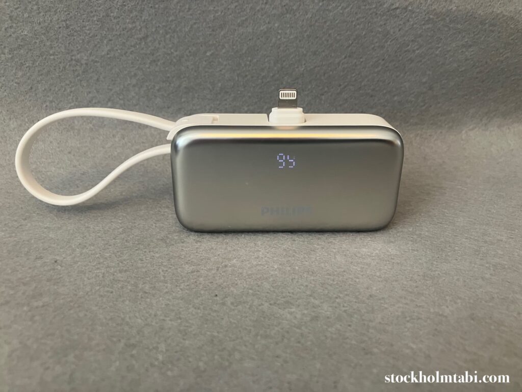 差し込み口を開いたフィリップスのモバイルバッテリー
