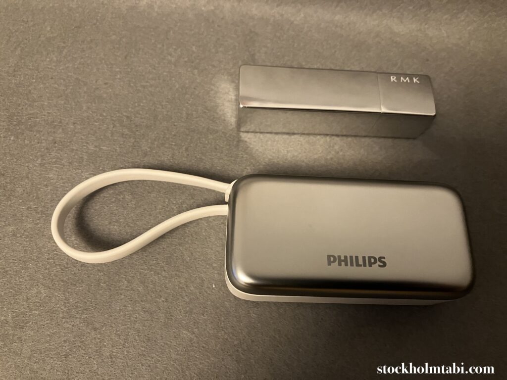 リップと並べて比較したフィリップスのモバイルバッテリー
