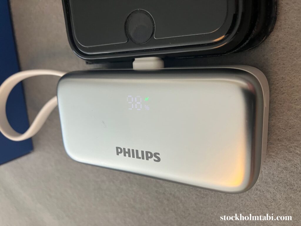 スマホケースがあっても挿せるフィリップスのモバイルバッテリー