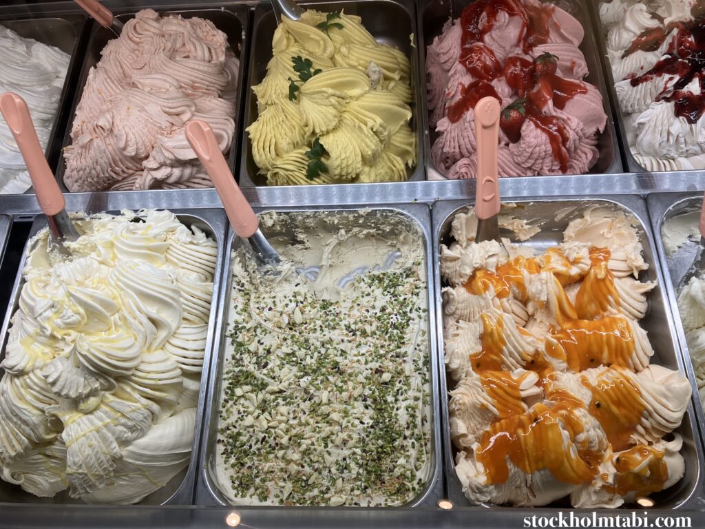 ケースに並んだSNÖのカラフルなジェラート