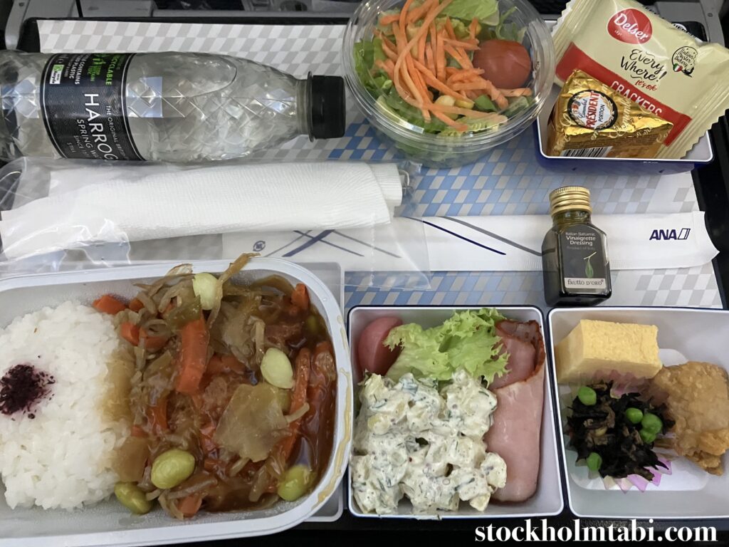 ANA機内の鶏肉の機内食トレー