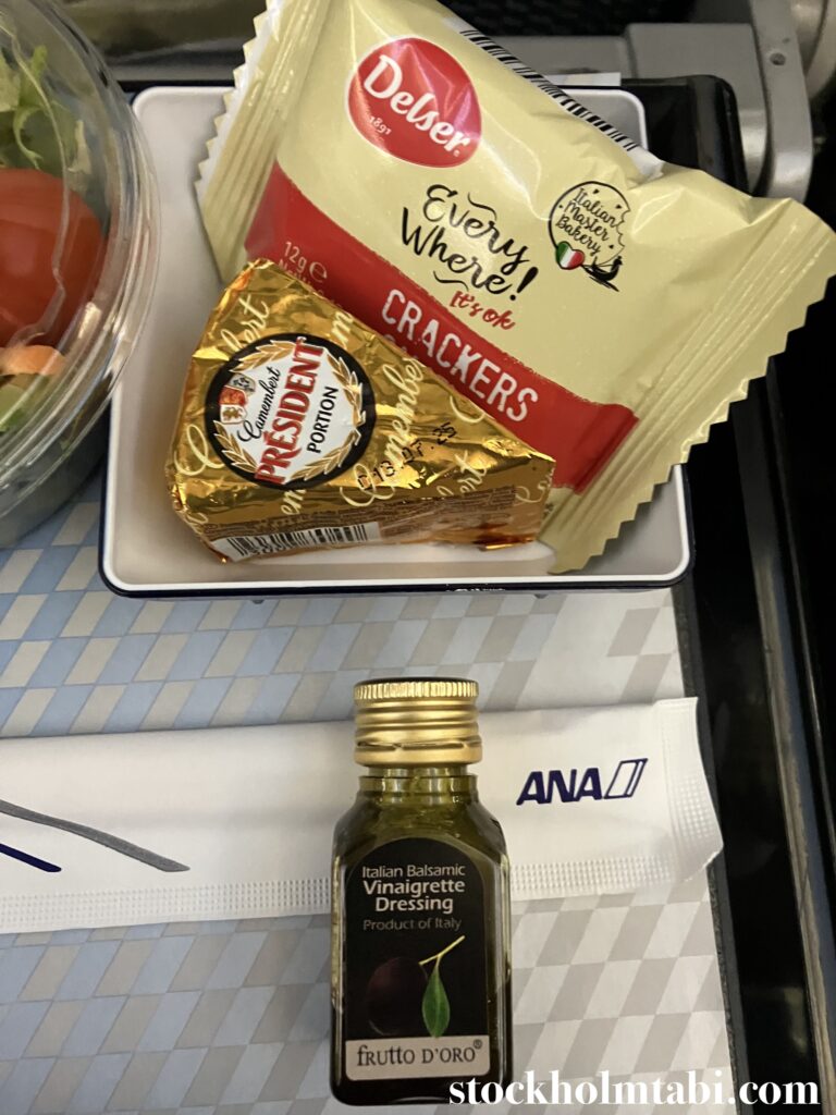 ANA機内食のチーズやオリーブオイルの小瓶