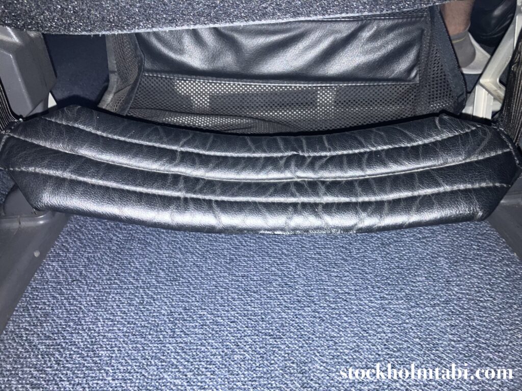 ANA機内の足元の黒いフットレスト