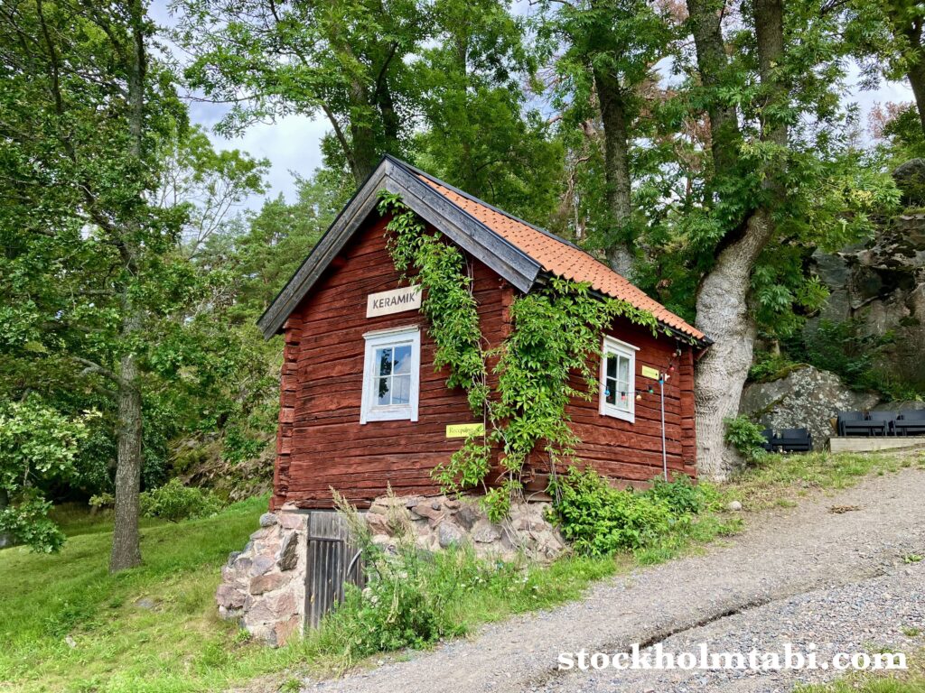 Grinda（グリンダ）島にある赤い屋根の陶芸小屋