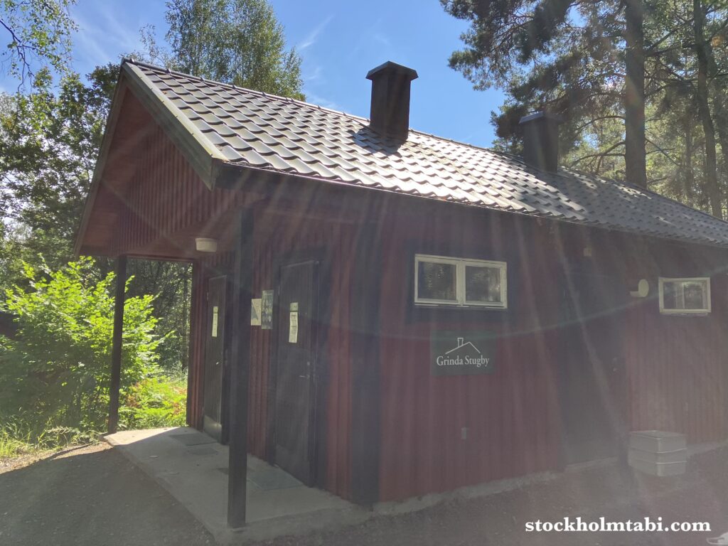 赤い建物のGrinda（グリンダ）島のシャワー小屋
