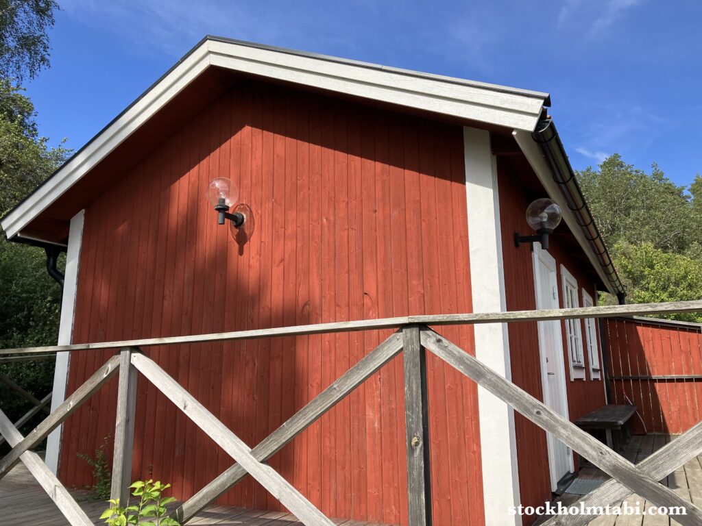 赤い壁のGrinda（グリンダ）島のサウナ小屋