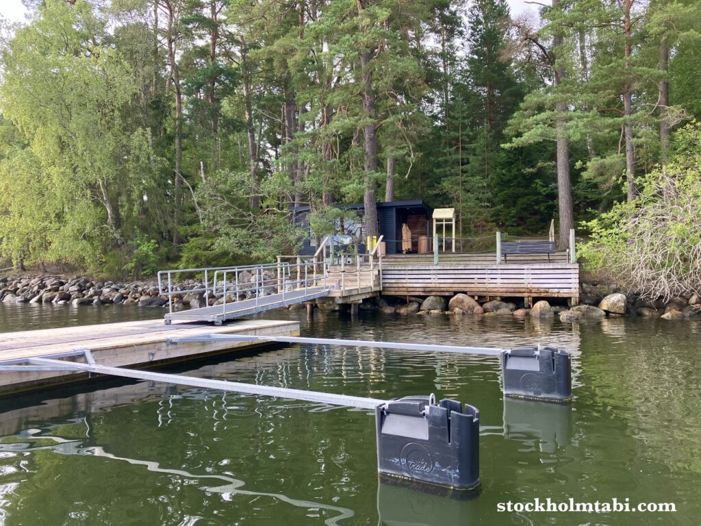 海側から見えるCoco Beach Clubのサウナ小屋