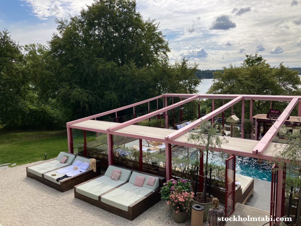 ソファベッドで囲まれたCoco Beach Clubの屋外プール