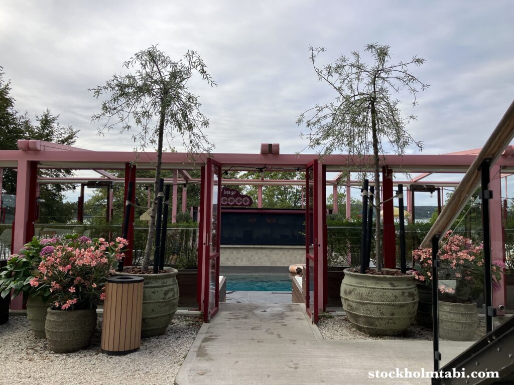 ピンクの柱で囲まれたCoco Beach Clubの屋外プール