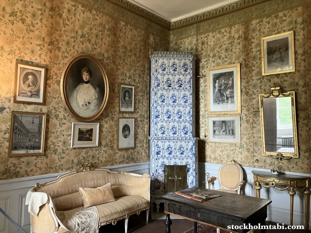Tyresö Slottの黄色い壁の部屋
