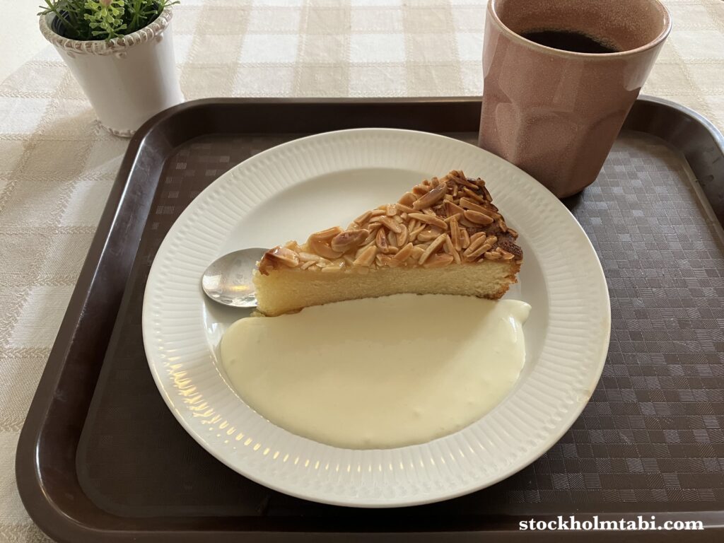 Tyresö Slottの城カフェのアーモンドケーキとコーヒー