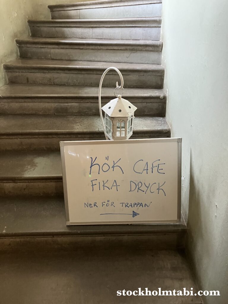 Tyresö Slottのカフェへの案内板