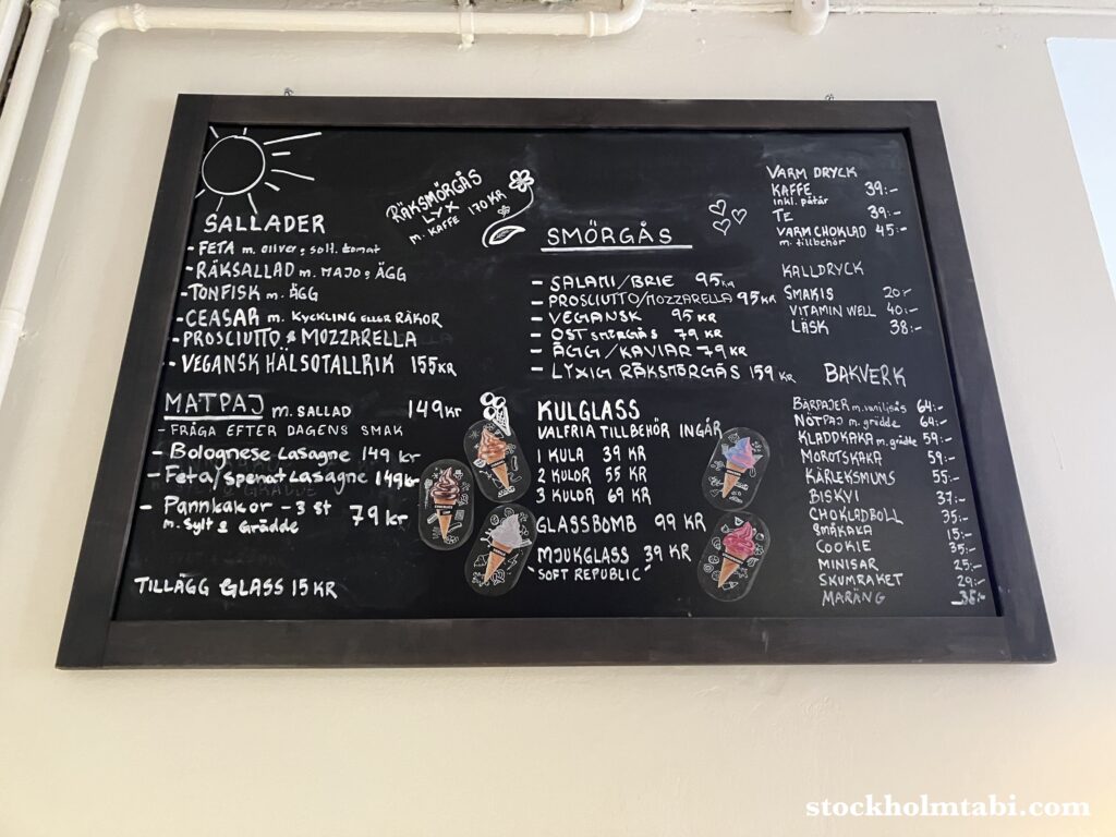 黒板に書かれたTyresö Slottの城カフェのメニュー