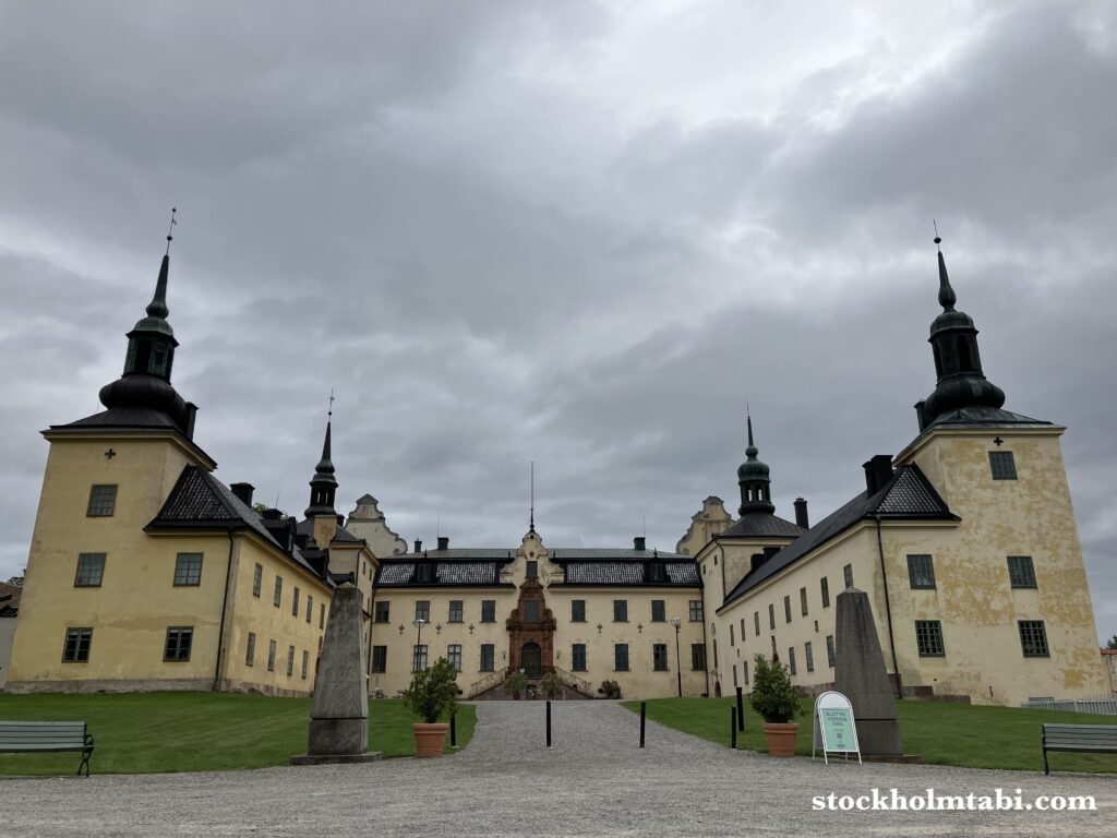 曇り空の下、正面から見たTyresö Slott