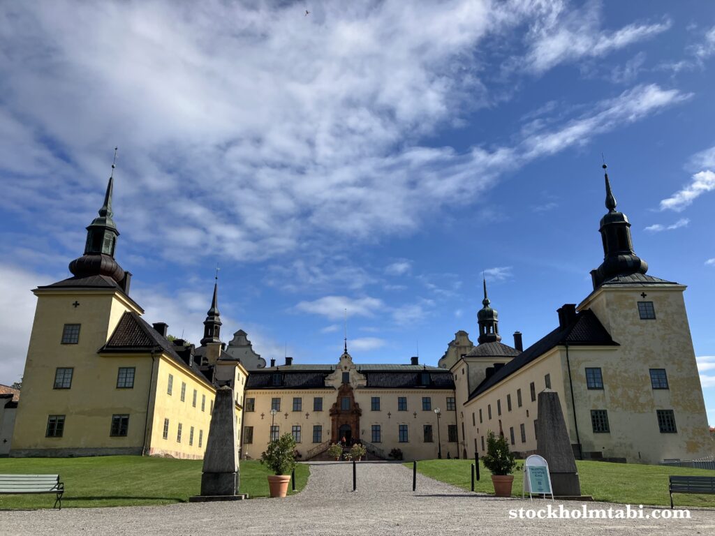 青空の下、正面から見たTyresö Slott