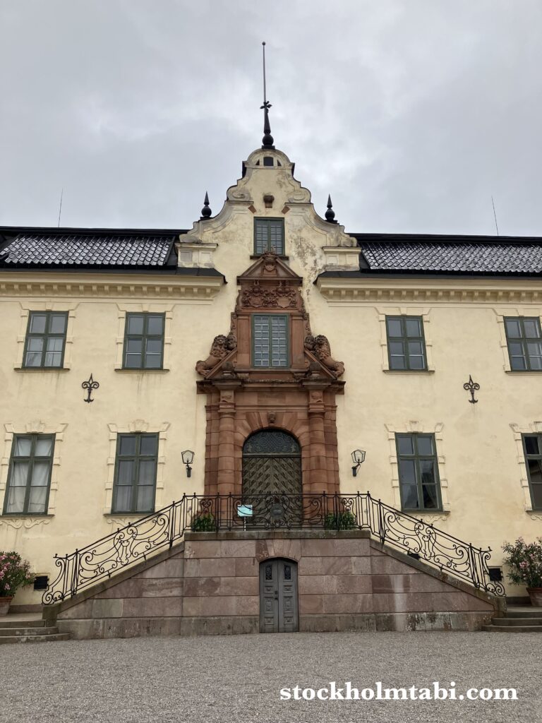 Tyresö Slottのガイドツアーの入口の階段