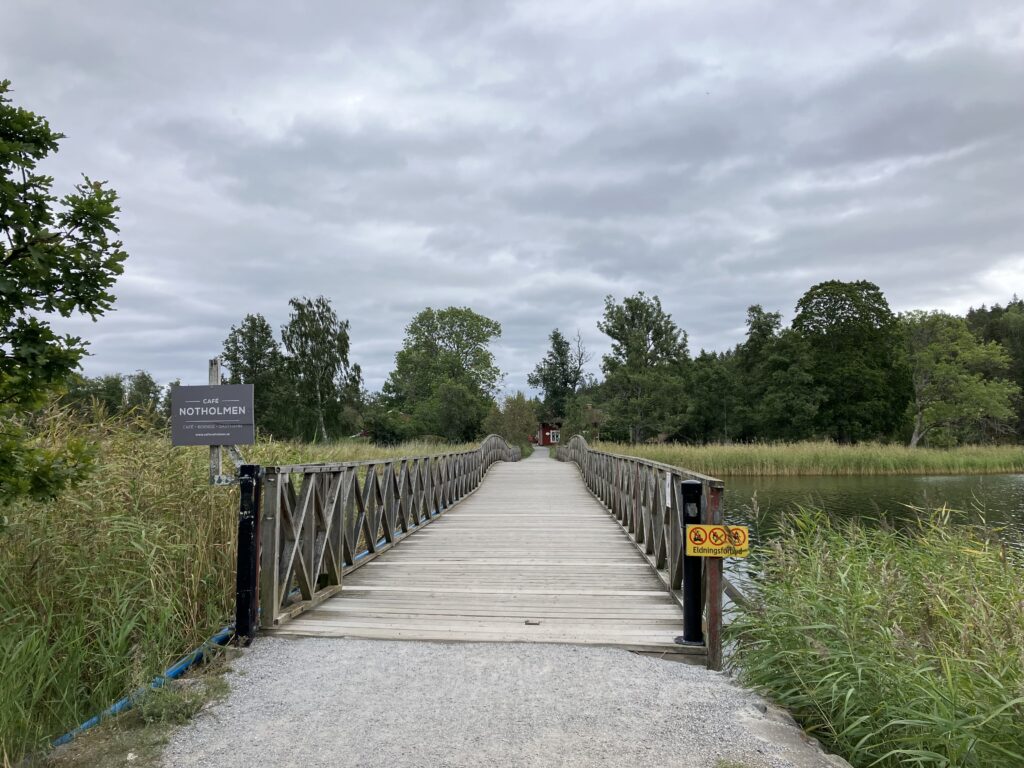 Tyresö Slottの周辺の島への木製の橋