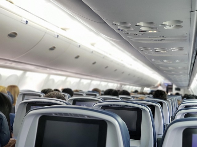 飛行機内に並んだ座席を後ろから撮影
