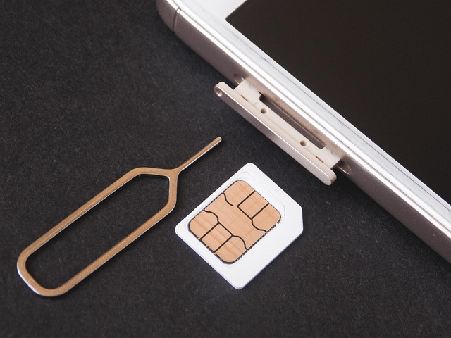 スマホからSIMを取り出している画像