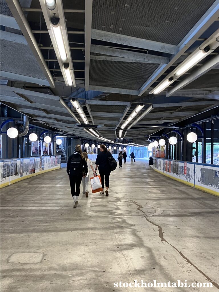 Gullmarsplan駅のバス停へ向かう長い通路