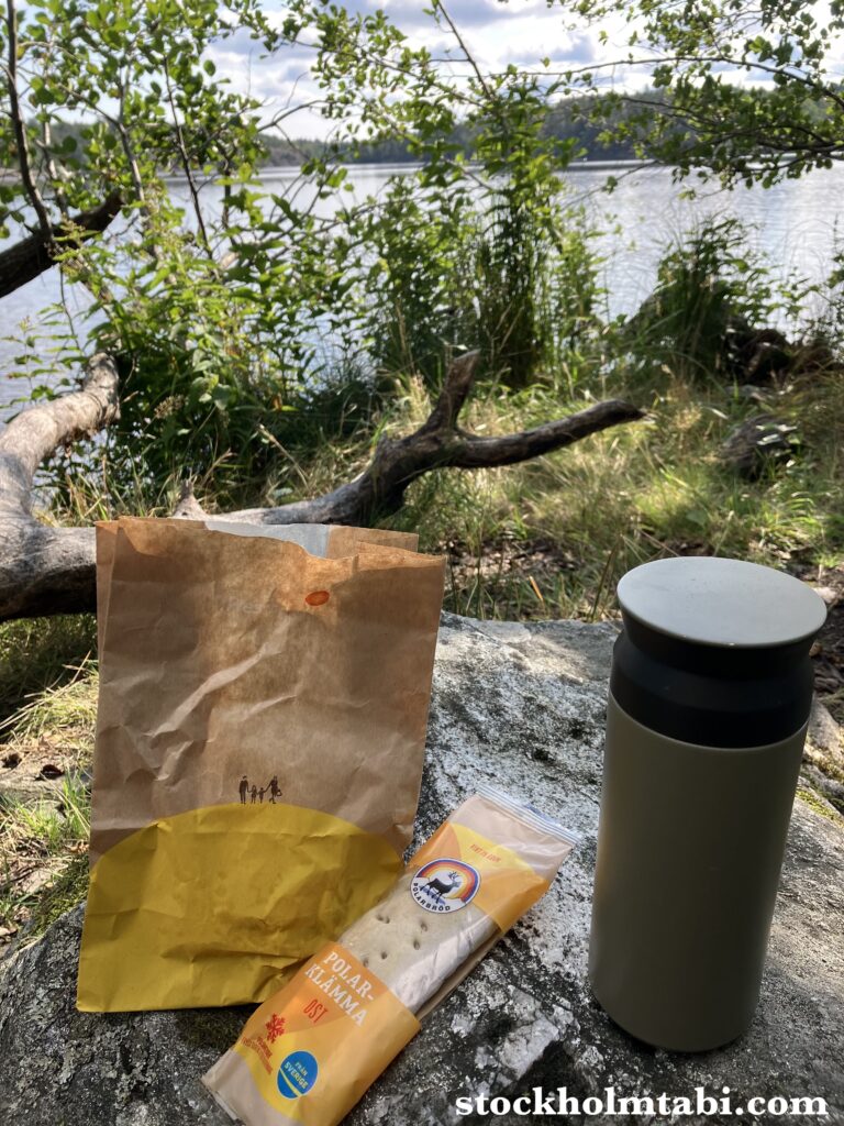 Källtorpssjön湖の辺りでサンドイッチとコーヒーボトル