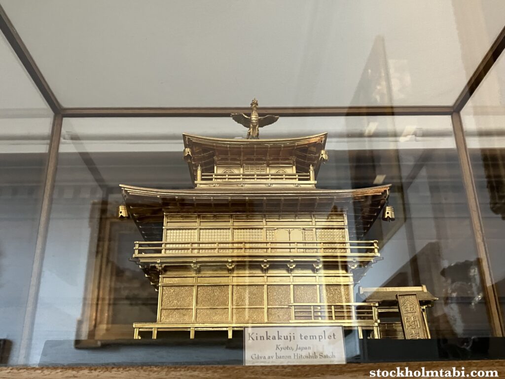 貴族の館にある金閣寺のミニチュア模型