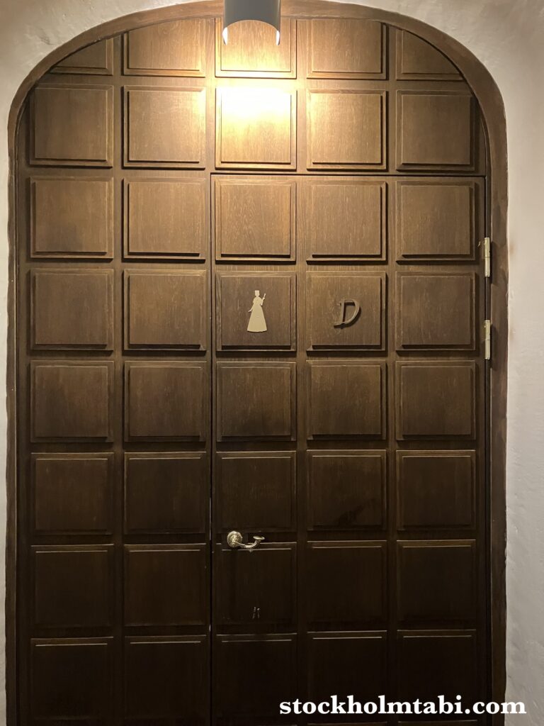 貴族の館のトイレの木の扉