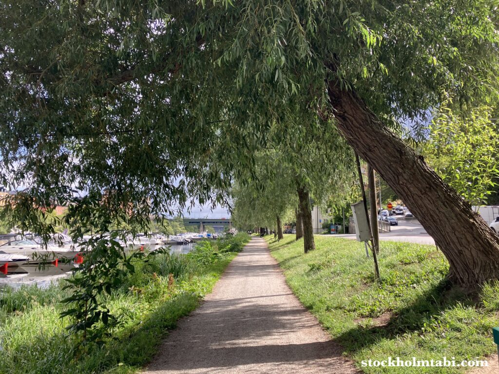 カールベリィ宮殿沿いの散歩道