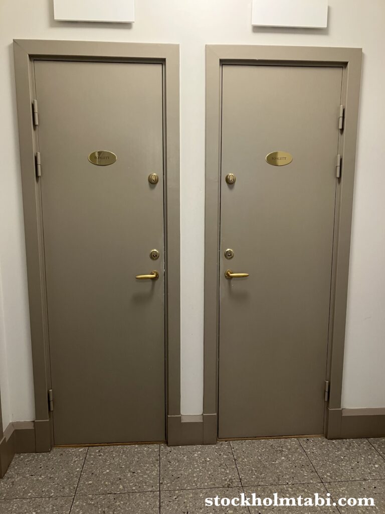 ２つ並んだStockholms Stadsmission Mötesplats Mariatorgetのトイレのドア