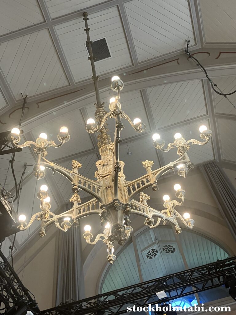 Stockholms Stadsmission Mötesplats Mariatorgetの天井から下がるシャンデリア