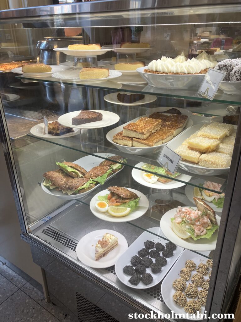 Stockholms Stadsmission Mötesplats Mariatorgetのケーキなどのショーケース
