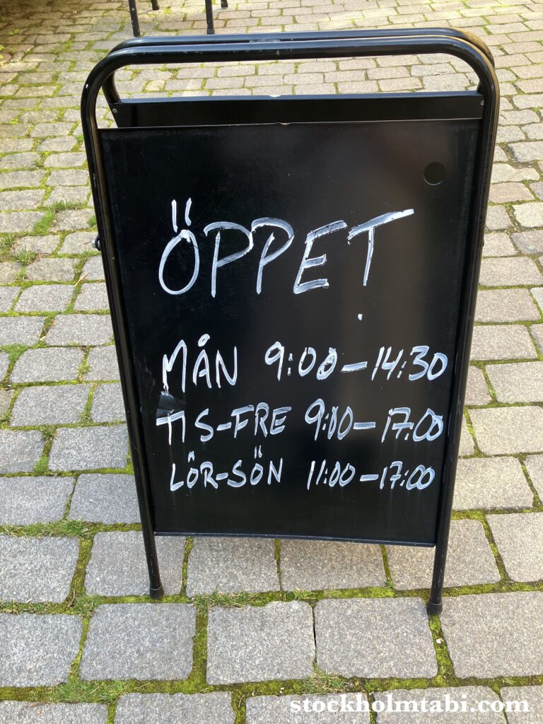 Stockholms Stadsmission Mötesplats Mariatorgetの営業時間の看板