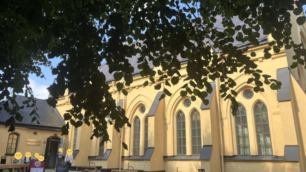 教会の中にあるStockholms Stadsmission Mötesplats Mariatorget