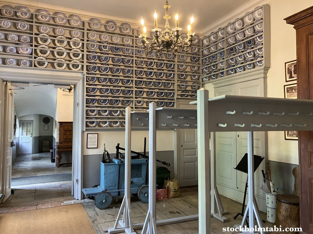 Edesbergs Slottの壁にずらりと並んだ青いお皿