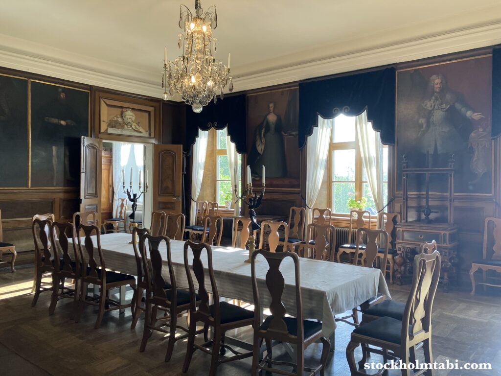 肖像画がかかったEdesbergs Slottのホール