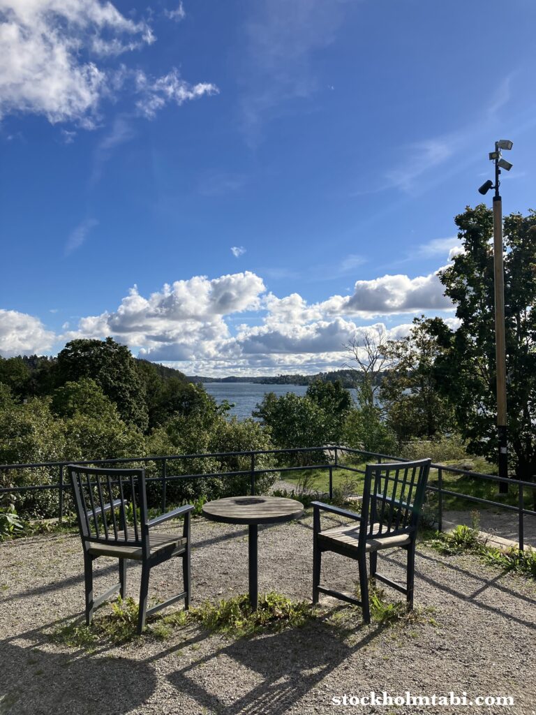 Edsvikens Gelateria近くのテーブルとチェア